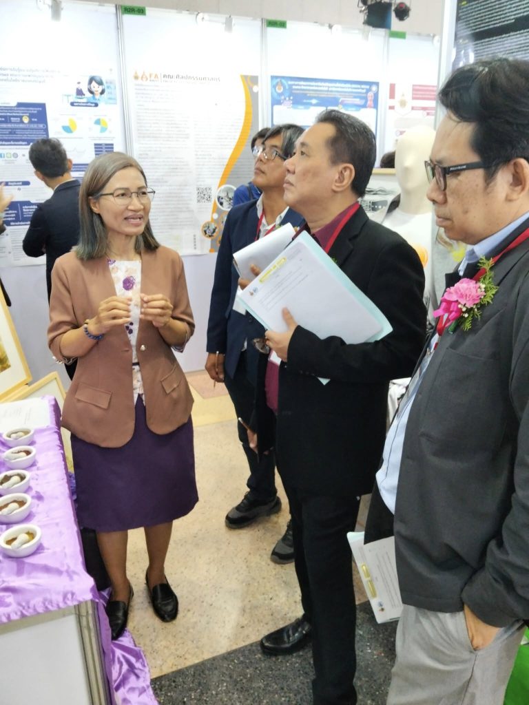 นักวิจัยพิพิธภัณฑ์บัว กองกลาง ที่ได้รับรางวัลผลการประกวดงานวิจัย Fundamental Fund Research Awards 2025